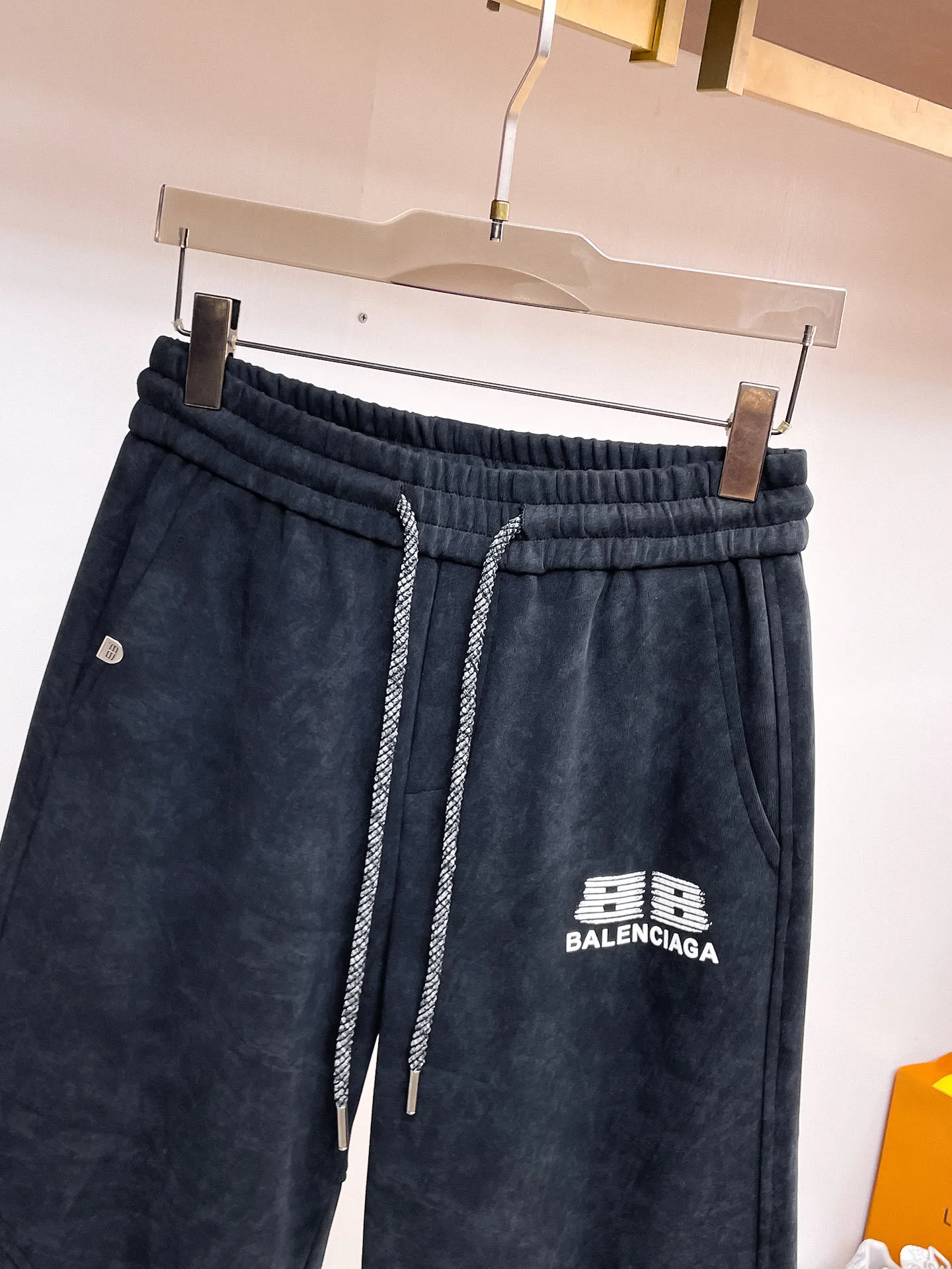 Balenciaga 🆕2026 Autumn and Winter New Arrival Casual Pants! The official website will be released simultaneously. Brand Classic LOGO casual pants, customized fabrics, excellent comfort and strong touch. Highly recognisable, perfect appearance and craftsmanship. Size:M-3XL